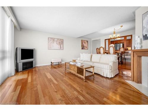 1402-2185 Marine Drive, Oakville, ON - Indoor Photo Showing Living Room