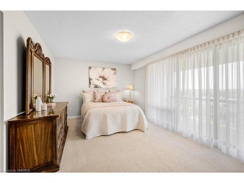 1402-2185 Marine Drive, Oakville, ON - Indoor Photo Showing Bedroom