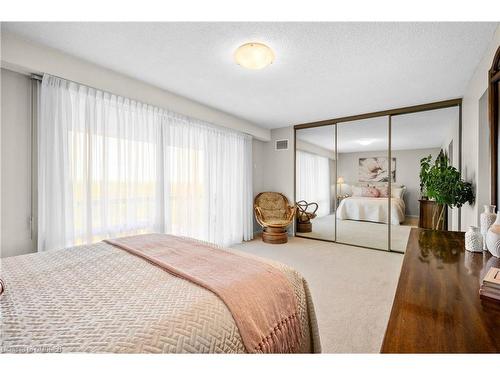 1402-2185 Marine Drive, Oakville, ON - Indoor Photo Showing Bedroom