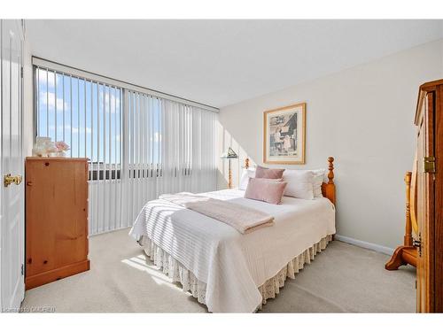 1402-2185 Marine Drive, Oakville, ON - Indoor Photo Showing Bedroom