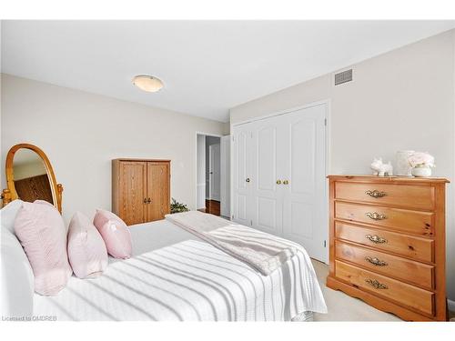 1402-2185 Marine Drive, Oakville, ON - Indoor Photo Showing Bedroom