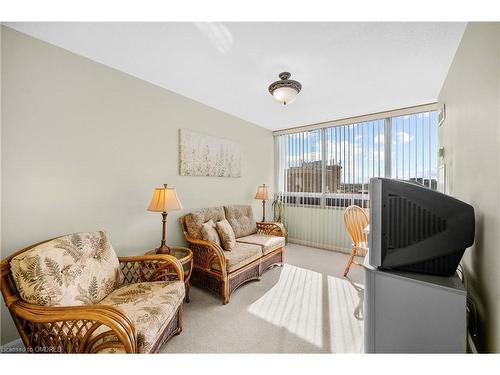 1402-2185 Marine Drive, Oakville, ON - Indoor Photo Showing Living Room