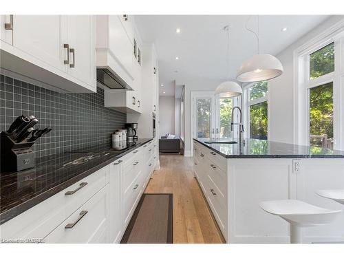 2209 Sloane Drive, Oakville, ON - Indoor Photo Showing Kitchen With Upgraded Kitchen