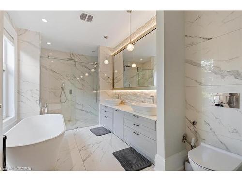 2209 Sloane Drive, Oakville, ON - Indoor Photo Showing Bathroom