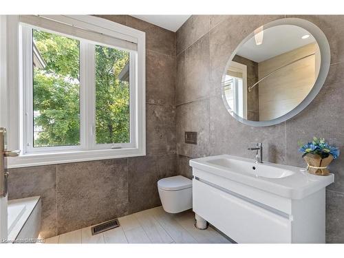 2209 Sloane Drive, Oakville, ON - Indoor Photo Showing Bathroom