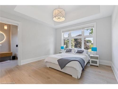 2209 Sloane Drive, Oakville, ON - Indoor Photo Showing Bedroom