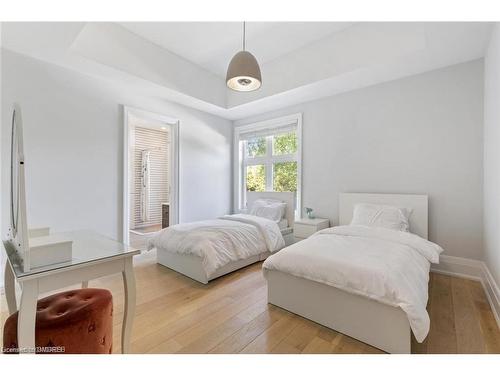 2209 Sloane Drive, Oakville, ON - Indoor Photo Showing Bedroom