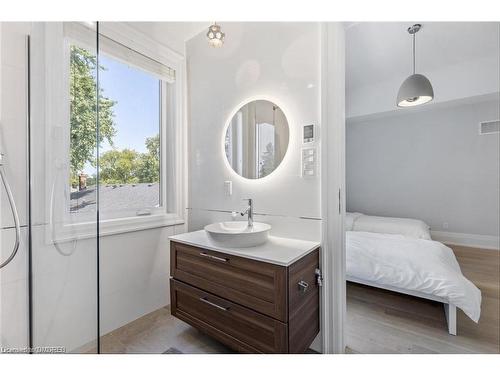 2209 Sloane Drive, Oakville, ON - Indoor Photo Showing Bathroom