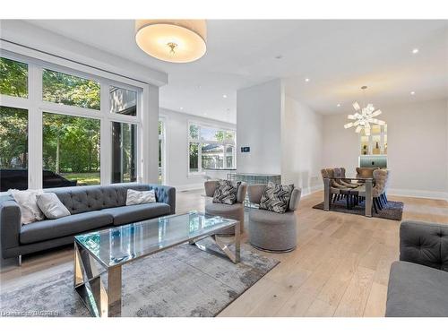 2209 Sloane Drive, Oakville, ON - Indoor Photo Showing Living Room