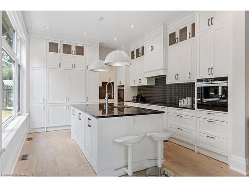 2209 Sloane Drive, Oakville, ON - Indoor Photo Showing Kitchen With Upgraded Kitchen