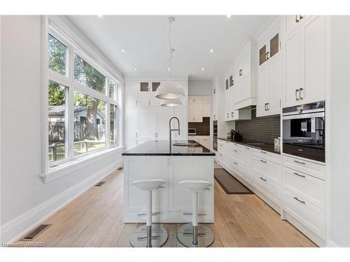 2209 Sloane Drive, Oakville, ON - Indoor Photo Showing Kitchen With Upgraded Kitchen