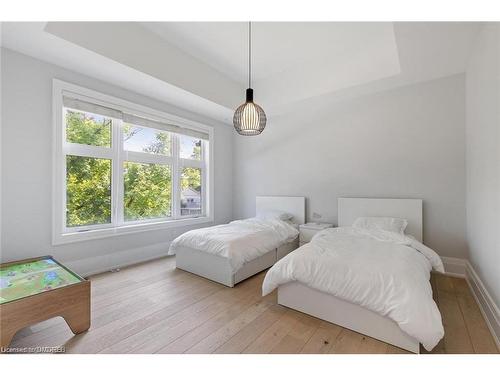 2209 Sloane Drive, Oakville, ON - Indoor Photo Showing Bedroom