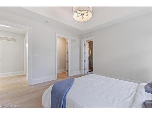 2209 Sloane Drive, Oakville, ON - Indoor Photo Showing Bedroom