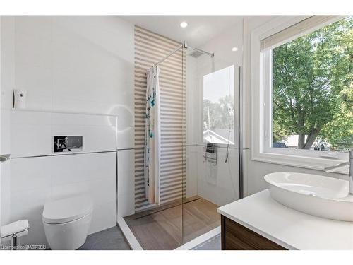 2209 Sloane Drive, Oakville, ON - Indoor Photo Showing Bathroom