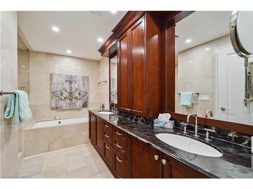 304-68 Yorkville Avenue, Toronto, ON - Indoor Photo Showing Bathroom