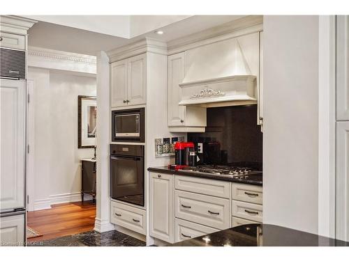 304-68 Yorkville Avenue, Toronto, ON - Indoor Photo Showing Kitchen