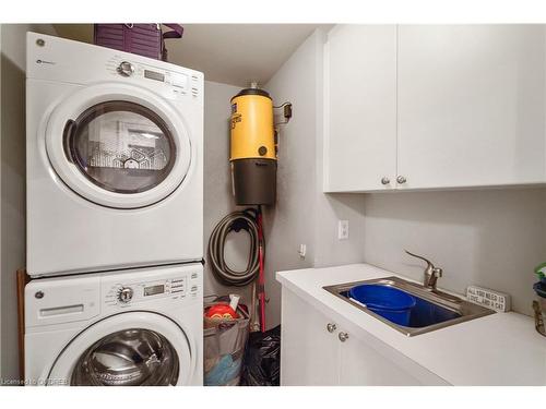 304-68 Yorkville Avenue, Toronto, ON - Indoor Photo Showing Laundry Room