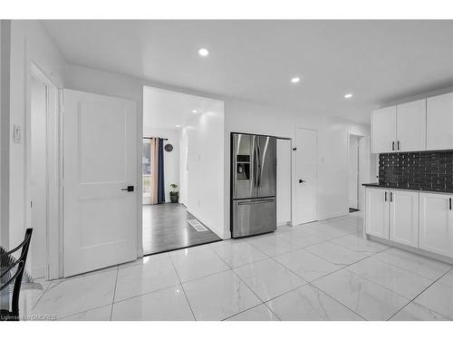 6540 Twenty Road E, Hamilton, ON - Indoor Photo Showing Kitchen