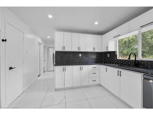 6540 Twenty Road E, Hamilton, ON - Indoor Photo Showing Kitchen