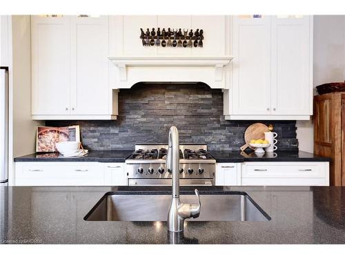 134 Westside Drive, Oakville, ON - Indoor Photo Showing Kitchen With Upgraded Kitchen