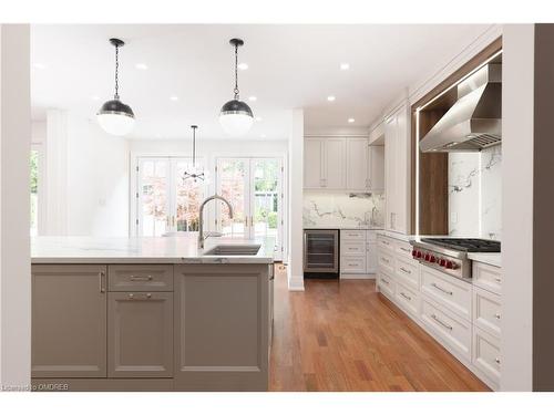 119 Chartwell Road, Oakville, ON - Indoor Photo Showing Kitchen With Upgraded Kitchen