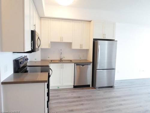 718-2490 Old Bronte Road, Oakville, ON - Indoor Photo Showing Kitchen With Double Sink