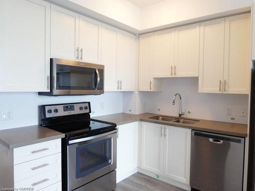 718-2490 Old Bronte Road, Oakville, ON - Indoor Photo Showing Kitchen With Double Sink