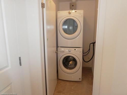 718-2490 Old Bronte Road, Oakville, ON - Indoor Photo Showing Laundry Room