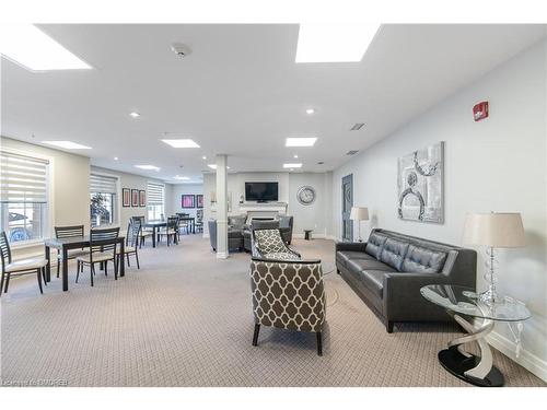 206-2300 Upper Middle Road W, Oakville, ON - Indoor