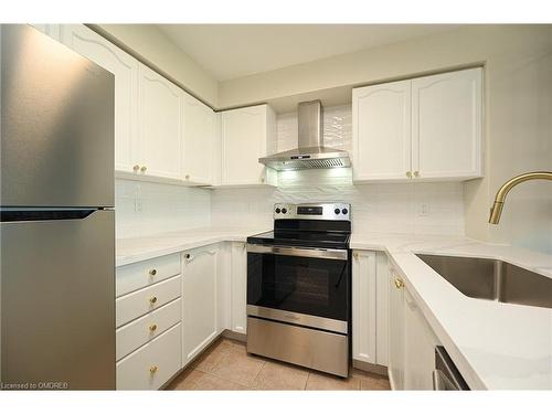 1703-2545 Erin Centre Boulevard, Mississauga, ON - Indoor Photo Showing Kitchen