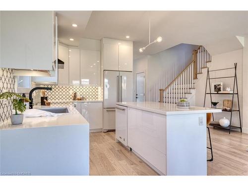 1-433 Mary Street, Hamilton, ON - Indoor Photo Showing Kitchen With Upgraded Kitchen