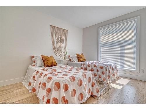 1-433 Mary Street, Hamilton, ON - Indoor Photo Showing Bedroom