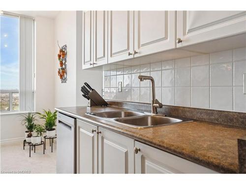 2113-55 Strathaven Drive, Mississauga, ON - Indoor Photo Showing Kitchen With Double Sink