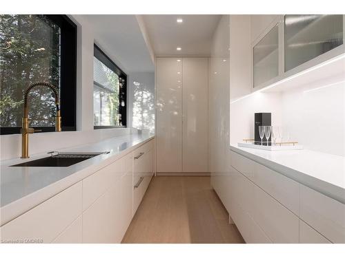 210 Chartwell Road, Oakville, ON - Indoor Photo Showing Kitchen