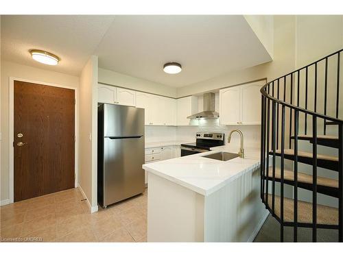 1703-2545 Erin Centre Boulevard, Mississauga, ON - Indoor Photo Showing Kitchen