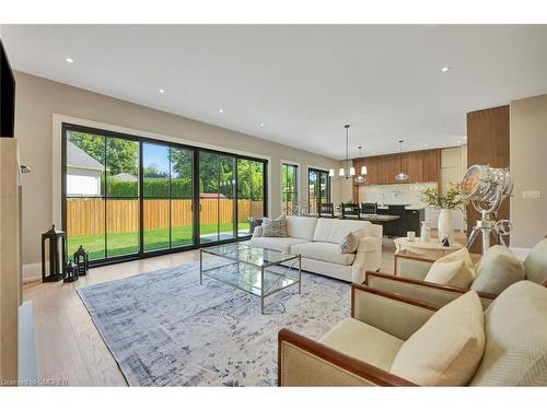 447 Tower Drive, Oakville, ON - Indoor Photo Showing Living Room