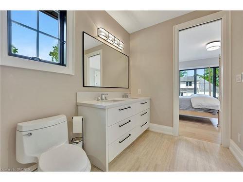 447 Tower Drive, Oakville, ON - Indoor Photo Showing Bathroom