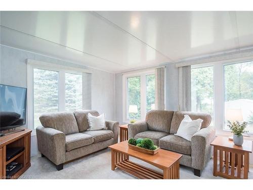 314 11Th Concession Rd E, Carlisle, ON - Indoor Photo Showing Living Room