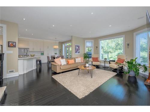 42 Oak Street, Georgetown, ON - Indoor Photo Showing Living Room