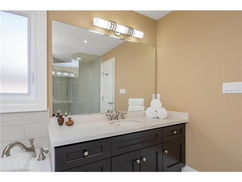 42 Oak Street, Georgetown, ON - Indoor Photo Showing Bathroom