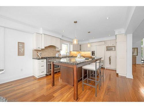 1185 Lansdown Drive, Oakville, ON - Indoor Photo Showing Kitchen With Upgraded Kitchen