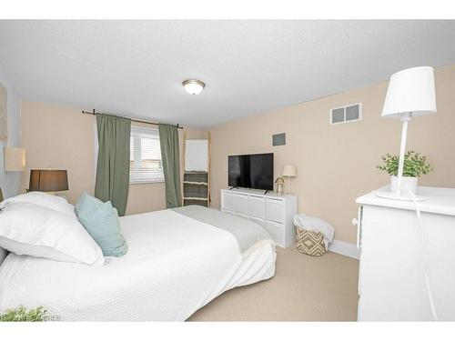 1185 Lansdown Drive, Oakville, ON - Indoor Photo Showing Bedroom