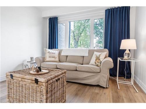 110 Orsett Street, Oakville, ON - Indoor Photo Showing Living Room