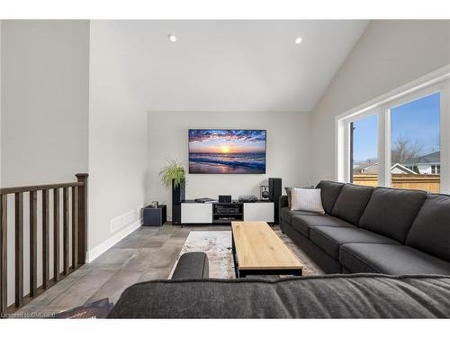 3822 Simpson Lane, Fort Erie, ON - Indoor Photo Showing Living Room