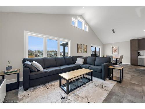 3822 Simpson Lane, Fort Erie, ON - Indoor Photo Showing Living Room