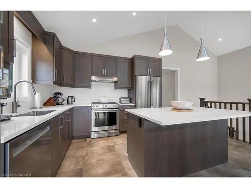 3822 Simpson Lane, Fort Erie, ON - Indoor Photo Showing Kitchen With Upgraded Kitchen