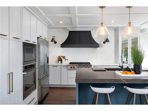 10 Timber Lane, Oakville, ON - Indoor Photo Showing Kitchen With Upgraded Kitchen