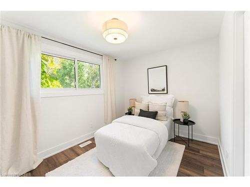 900 Centre Road, Hamilton, ON - Indoor Photo Showing Bedroom