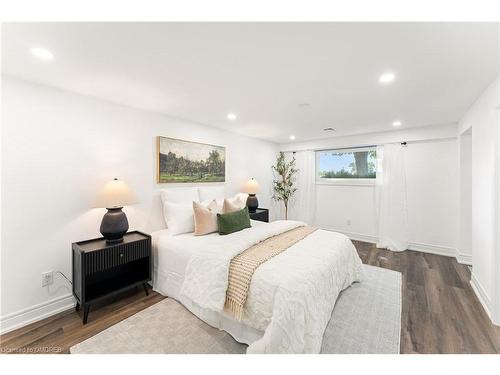 900 Centre Road, Hamilton, ON - Indoor Photo Showing Bedroom