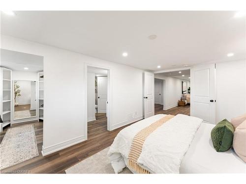 900 Centre Road, Hamilton, ON - Indoor Photo Showing Bedroom